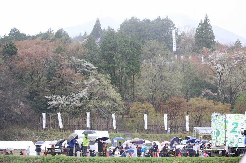[写真]関ケ原（3）最終ランナーの山本耕史さんが登った石田三成の陣跡の笹尾山