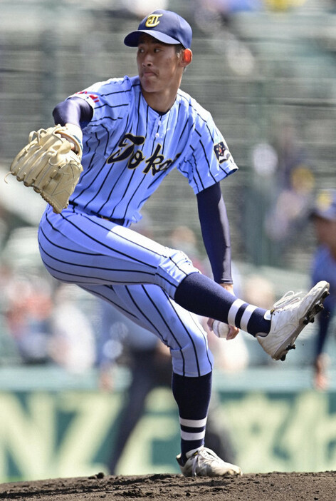 準決勝で天理を完封した東海大相模の石田隼都投手＝阪神甲子園球場で2021年3月31日、藤井達也撮影