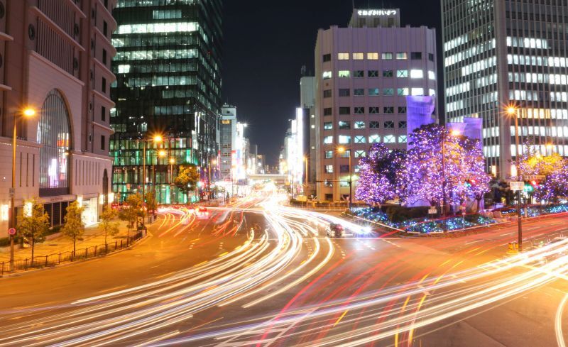 [写真]大阪・梅田の阪神百貨店前歩道橋から曽根崎署方面を望む＝16日午後6時ごろ、大阪市北区で（撮影：柳曽文隆　30秒露光）