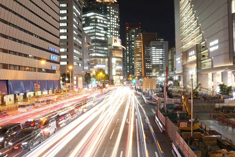 [写真]大阪・梅田の阪神百貨店前歩道橋から西梅田方面を望む。大阪駅前では歩道橋整備などの工事が進められている＝16日午後6時ごろ、大阪市北区で（撮影：柳曽文隆　30秒露光）