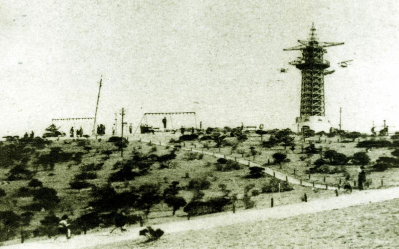 [写真]1929年、開園当時の生駒山上遊園地。右側に飛行塔が写っている（提供：近畿日本鉄道）