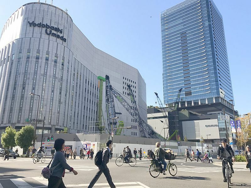 [写真]厚着姿の人が一気に増えたJR大阪駅周辺＝10日午前、大阪市北区で