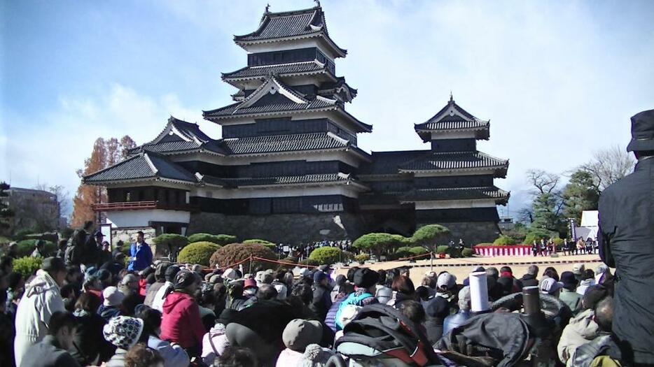 [写真]松本城を囲んだ鷹狩りの観衆