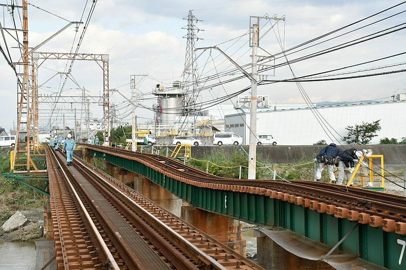 [写真]運転再開前に撮影したゆがんだ線路＝10月30日午後（撮影：伊原薫）