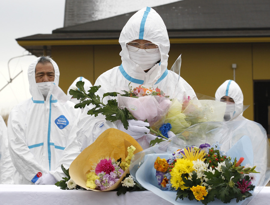 東日本大震災から1年、原発20キロ圏内の大熊町で行われた慰霊祭(2012年3月11日撮影、ロイター/アフロ)