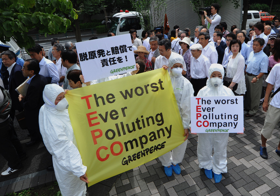 2011年6月の東京電力株主総会、会場外では脱原発デモが行われていた（Natsuki Sakai/アフロ）