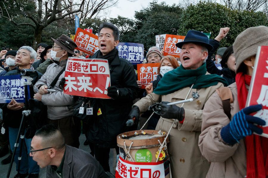 東日本大震災から6年、国会前では脱原発デモが行われた(2017年3月11日、Rodrigo Reyes Marin/アフロ)