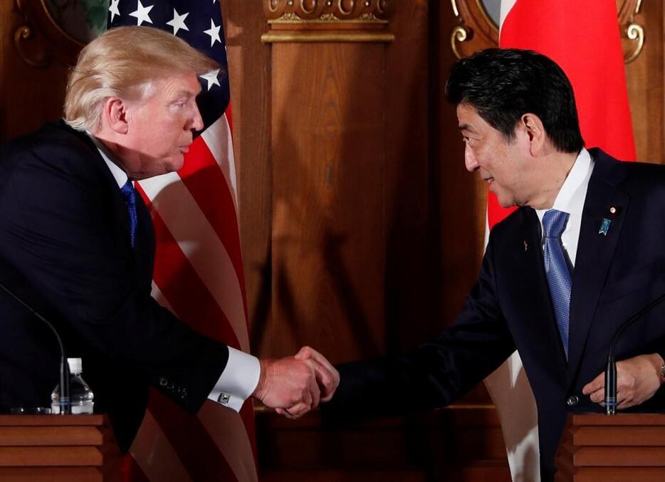 初来日後、共同記者会見に臨んだトランプ米大統領と安倍首相。固い握手が印象的だった＝2017年11月6日、迎賓館（写真：ロイター/アフロ）