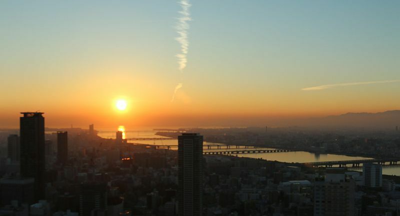 [写真]透き通るような空の中、沈んでいく夕日＝2日午後4時50分ごろ、大阪市北区で（撮影：柳曽文隆）