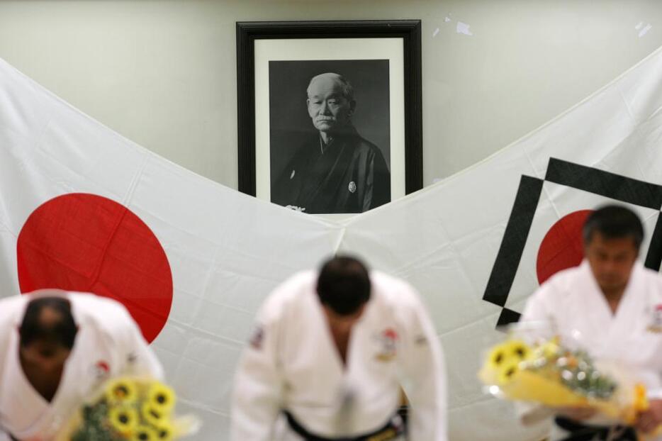 [写真]嘉納治五郎の写真を背に行われた2008年北京五輪の柔道代表の壮行会（アフロスポーツ）