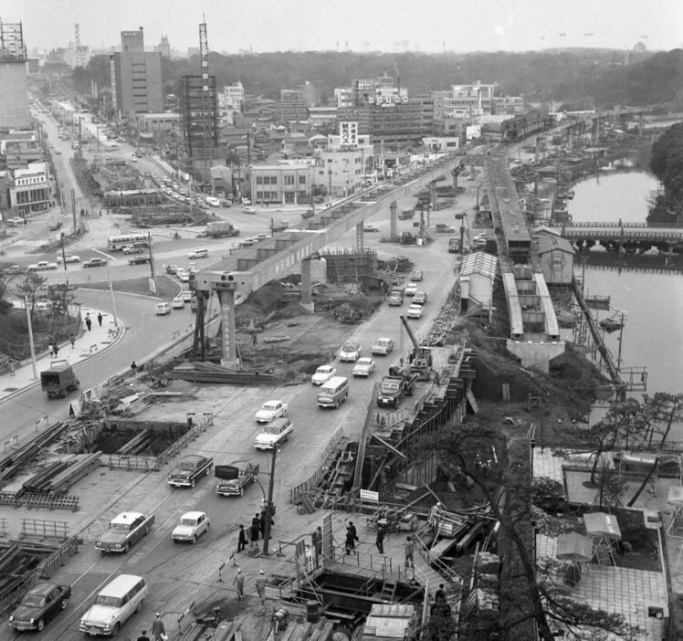 図1　高度経済成長期の東京＝64年東京オリンピック前年の赤坂見附、1963年撮影（写真：Fujifotos/アフロ）