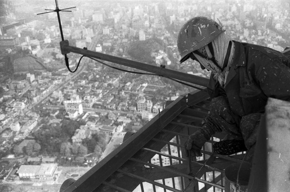 図5　東京タワーのペンキ塗りをする建設作業員＝1965年撮影（写真：Fujifotos/アフロ）