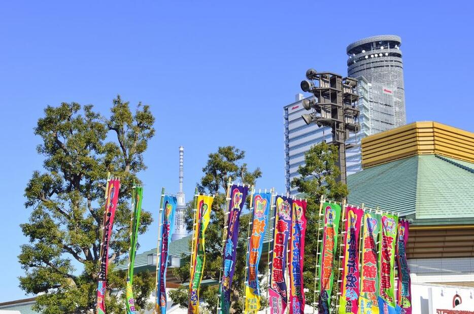 [イメージ]各部屋ののぼりがはためく両国国技館。横綱の暴行事件で相撲界が揺れている（写真：ペイレスイメージズ/アフロ）