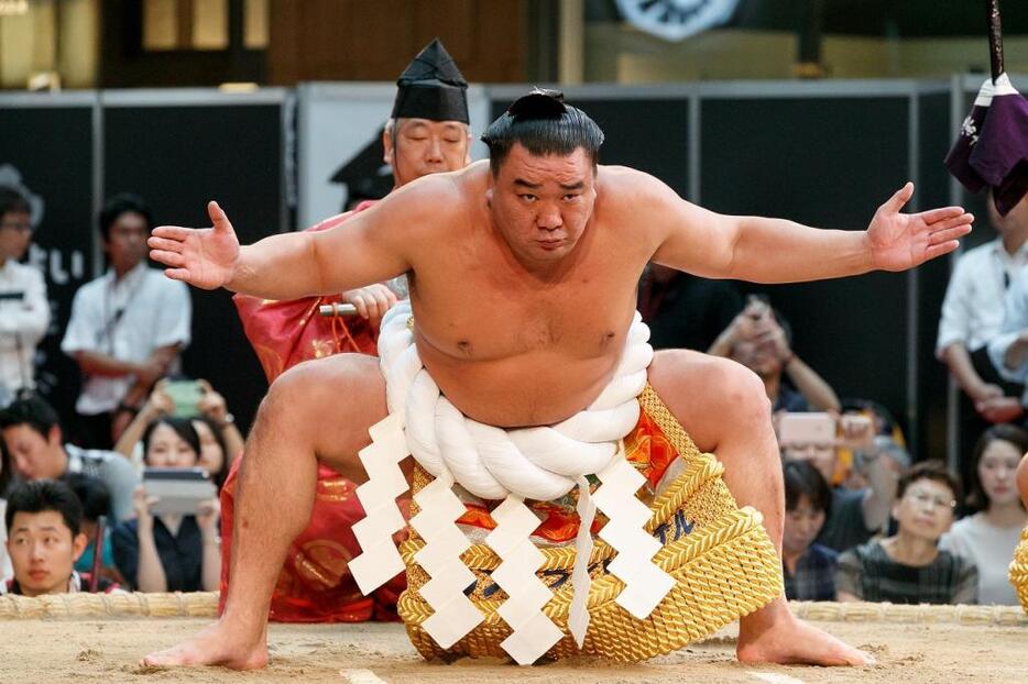 横綱日馬富士の土俵入り＝2017年8月、東京・大相撲 KITTE場所（写真：Rodrigo Reyes Marin/アフロ）