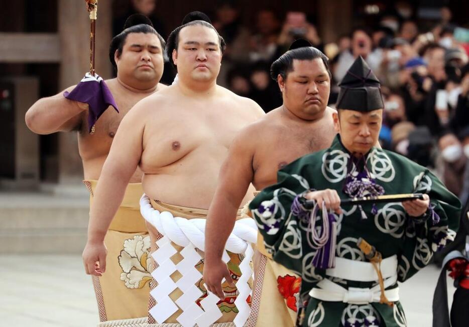 今年1月、19年ぶり日本人横綱稀勢の里が誕生し、明治神宮奉納土俵入りを一目見ようと大勢の人が集まっていたのだが……（写真：つのだよしお/アフロ）