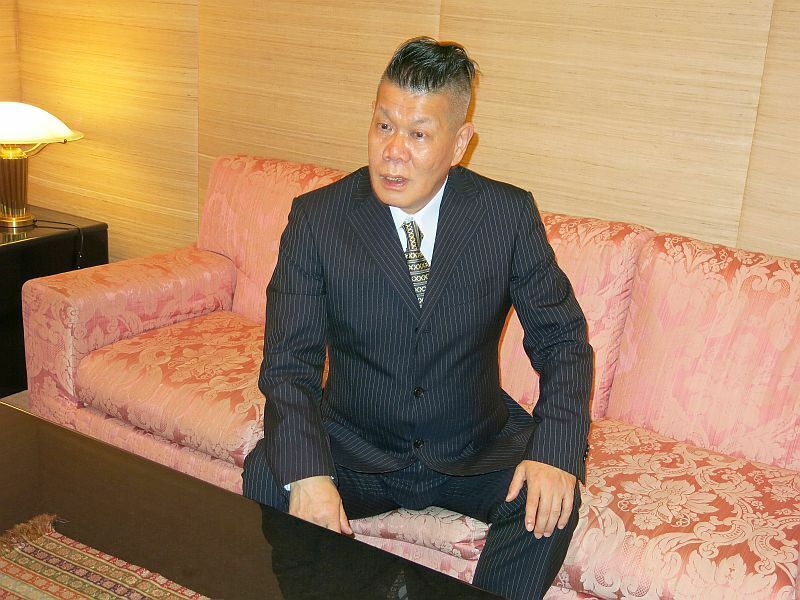 [写真]美輪明宏さんについて語る梅垣義明さん