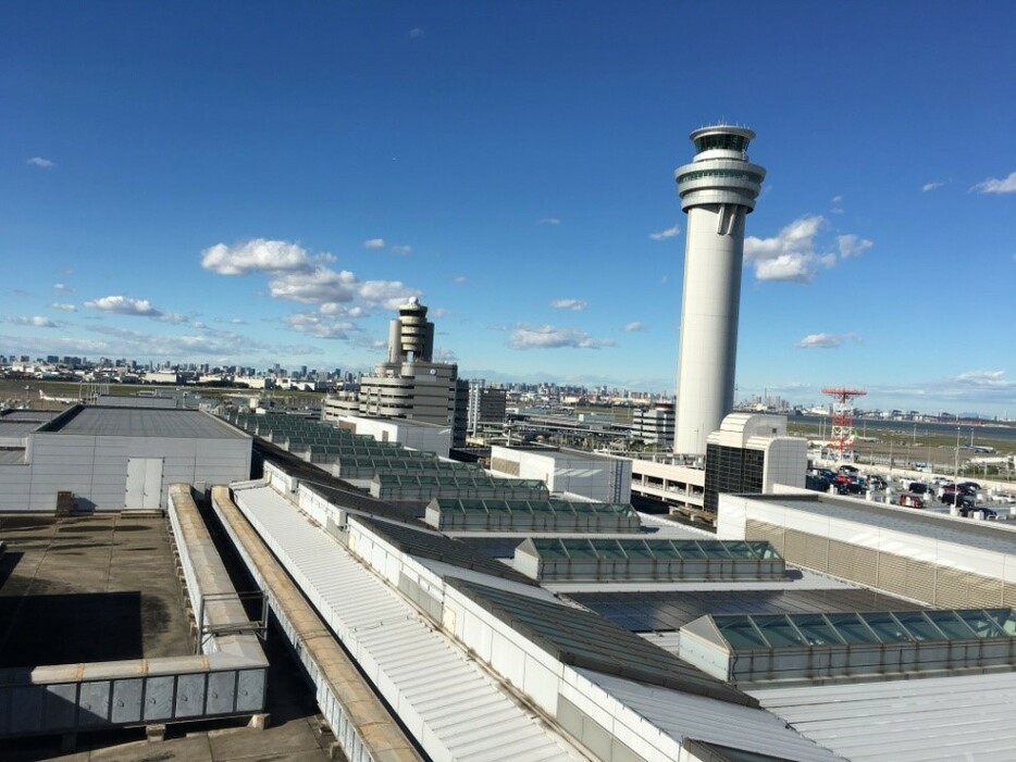 [写真]東京国際空港（羽田）管制塔では飛行場管制が行われている。奥の旧管制塔では羽田、成田エリア統合した一体管制が行われている