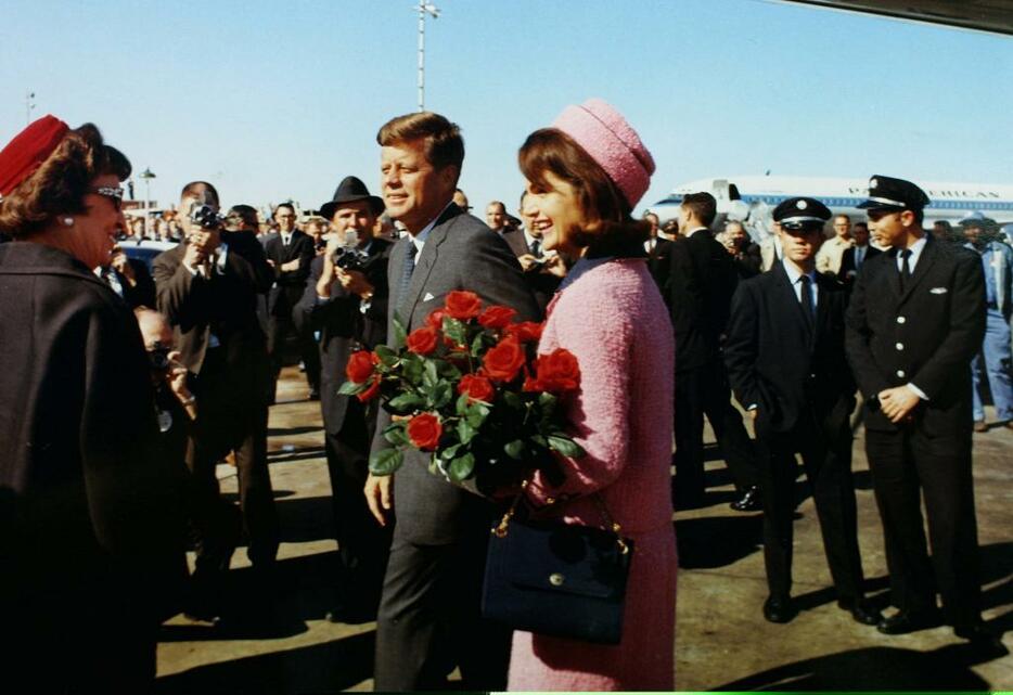来日時のケネディ大統領と大統領夫人（写真：ロイター/アフロ）