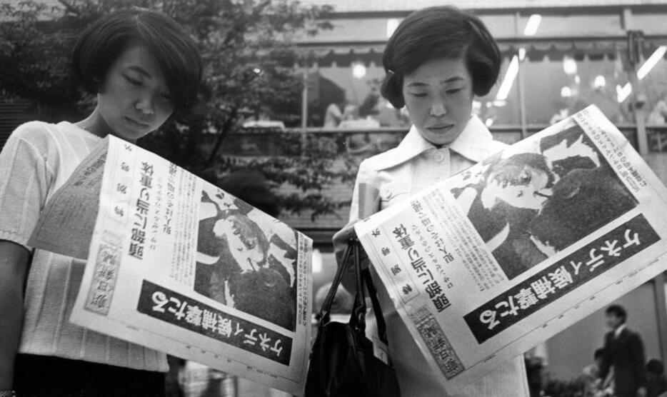 ロバート・ケネディ暗殺時、号外を受け取る日本の人々（写真：Fujifotos/アフロ）