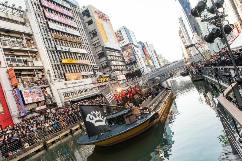 ［写真］道頓堀に海賊船が現れた（エイベックス提供）