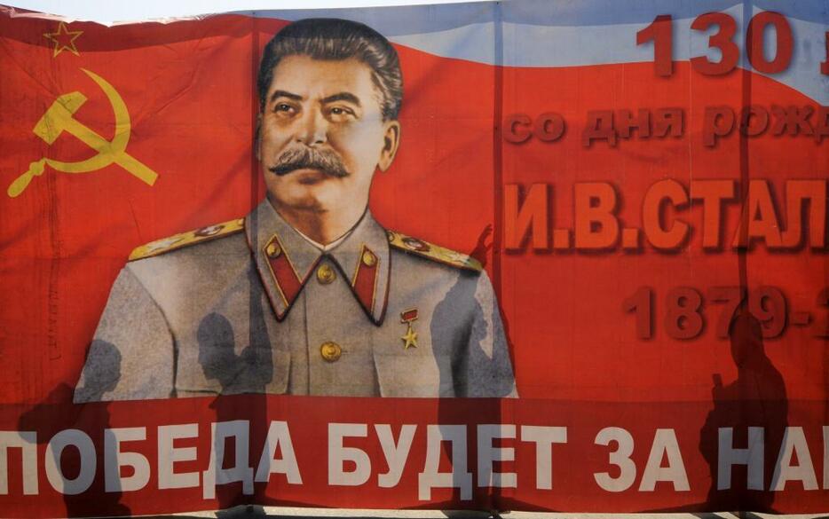 [写真]スターリングラード攻防戦から70年でスターリンの肖像のポスターが掲げられた（ロイター/アフロ、2011年撮影）