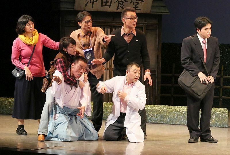 [写真]今では劇団の主宰も務める妹尾和夫（下段左端・撮影：柳曽文隆）