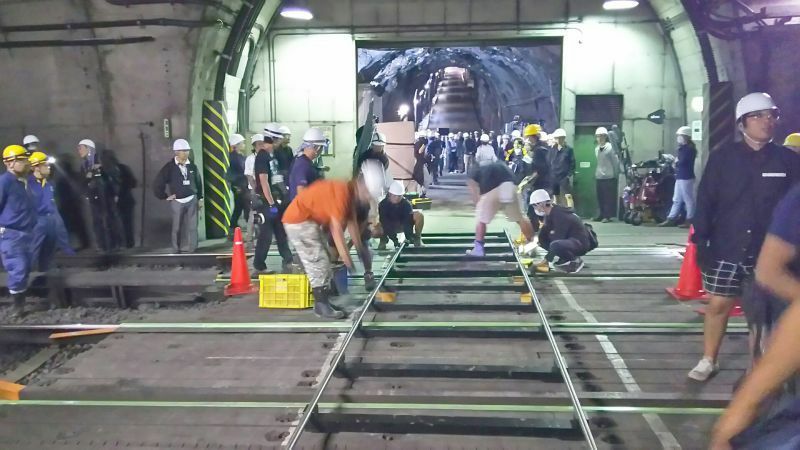 [写真]旧生駒トンネルでの撮影は安全面に考慮しながら行われた（福原稔浩さん提供）