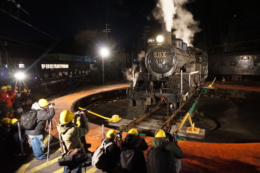 凍てつく寒さも忘れて撮りまくる=千頭駅構内の転車台