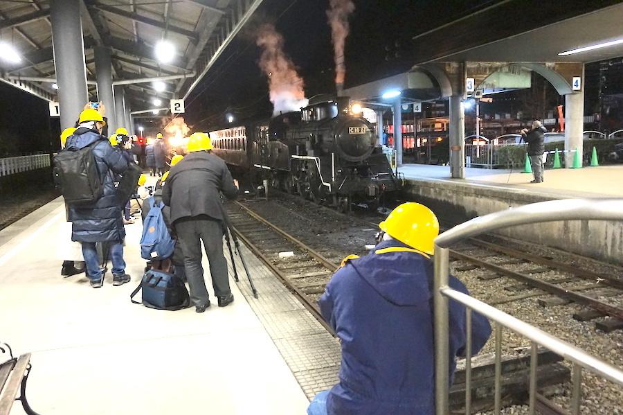 千頭駅ホームでの撮影会。ヘルメットをかぶっているので鉄道マンが作業をしているかのよう