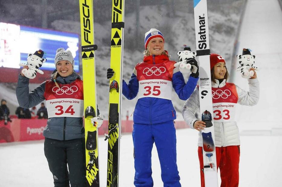 スキージャンプ女子個人ノーマルヒルで銅メダル獲得した高梨沙羅選手。スキージャンプなどの競技では、日本選手が活躍するとルール変更が行われることが過去にたびたびあった＝2018年2月12日（写真：ロイター/アフロ）