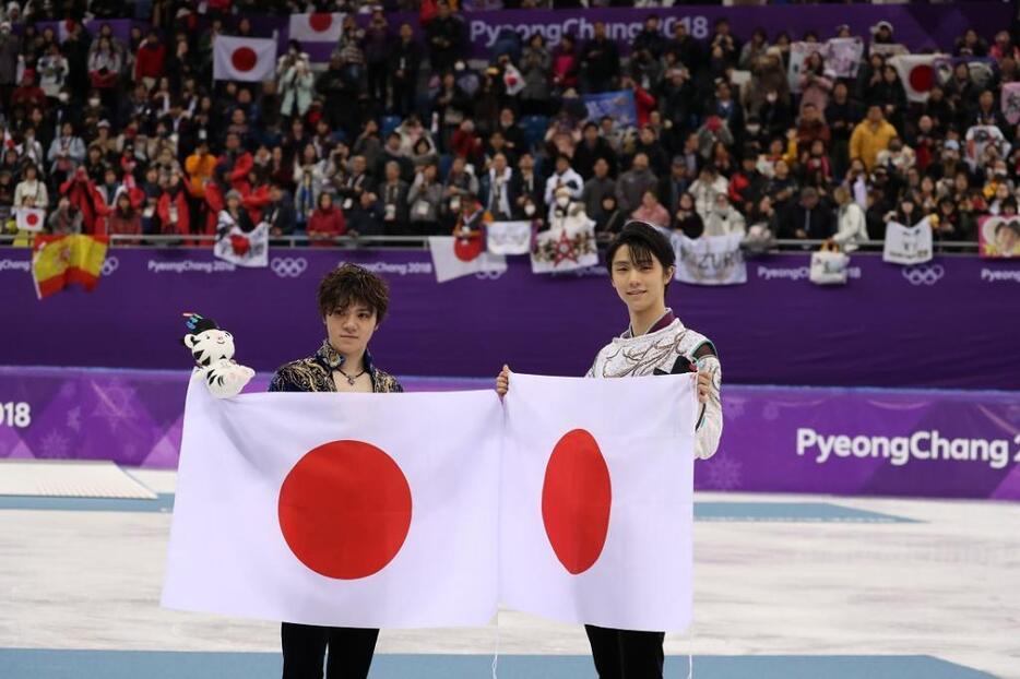 男子フィギュアスケートで羽生結弦選手（右）、宇野昌磨選手がそれぞれ金・銀メダルに輝き、日本フィギュアスケートのレベルの高さを世界に示した＝2018年2月17日（写真：青木紘二/アフロスポーツ）