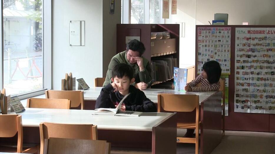 平日に秋田市内の図書館で過ごす駿くん