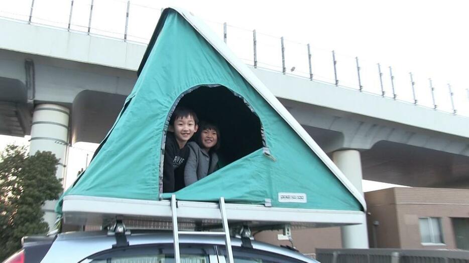 車の上のテントで笑顔を見せる駿くん（左）隣は妹の千尋ちゃん（6歳）