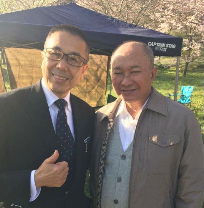 [写真]奈良でのロケの合間にジョン・ウー監督（右）と記念撮影する福原稔浩さん（福原稔浩さん提供）