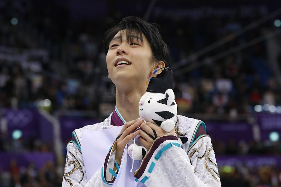 右足故障の試練を乗り越えて羽生は連続金メダルを獲得して号泣した（写真・ロイター／アフロ）