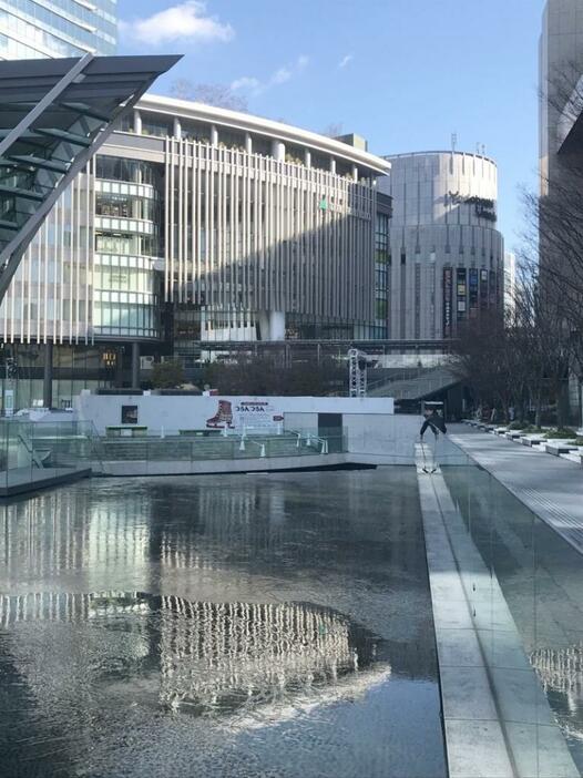 [写真]大阪市内でも氷がはっていた＝6日午前10時半ごろ、大阪市北区のグランフロント大阪横の歩道から撮影