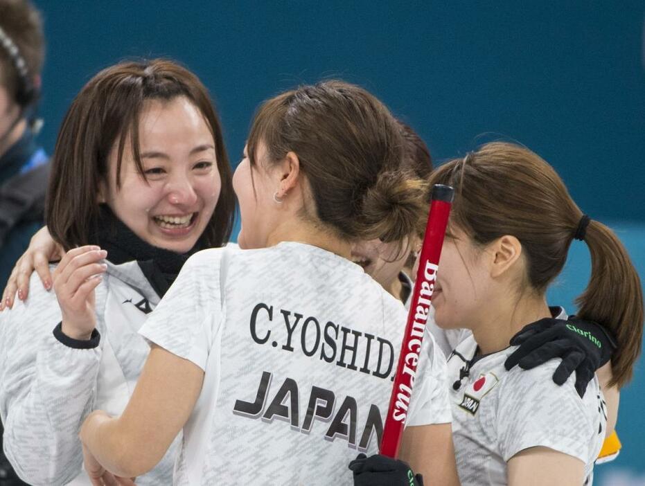 銅メダルが決まり、勝利を喜ぶ日本チーム＝平昌五輪カーリング女子3位決定戦、2018年2月24日（写真：エンリコ/アフロスポーツ）