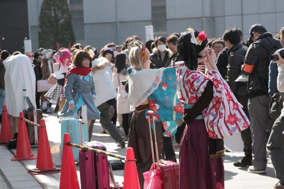 コミケのコスプレエリアでもっとも人が集まる庭園エリア。時間帯によっては歩くことすらままならないほどの混雑となる＜撮影：水澤敬＞