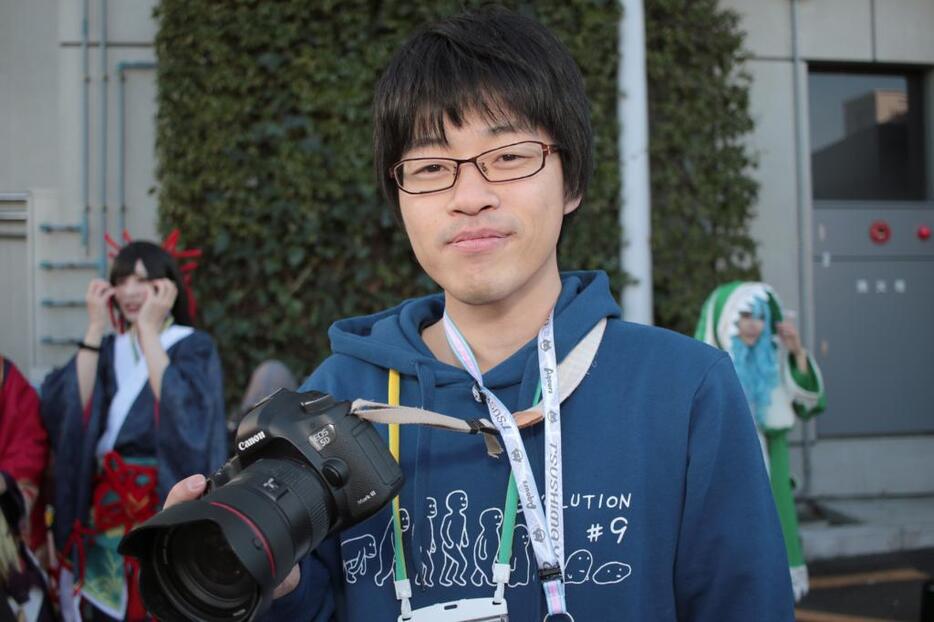 フルサイズ一眼レフのキヤノンEOS 5D Mark IIIがメイン機材だというこめっちさん＜撮影：水澤敬＞