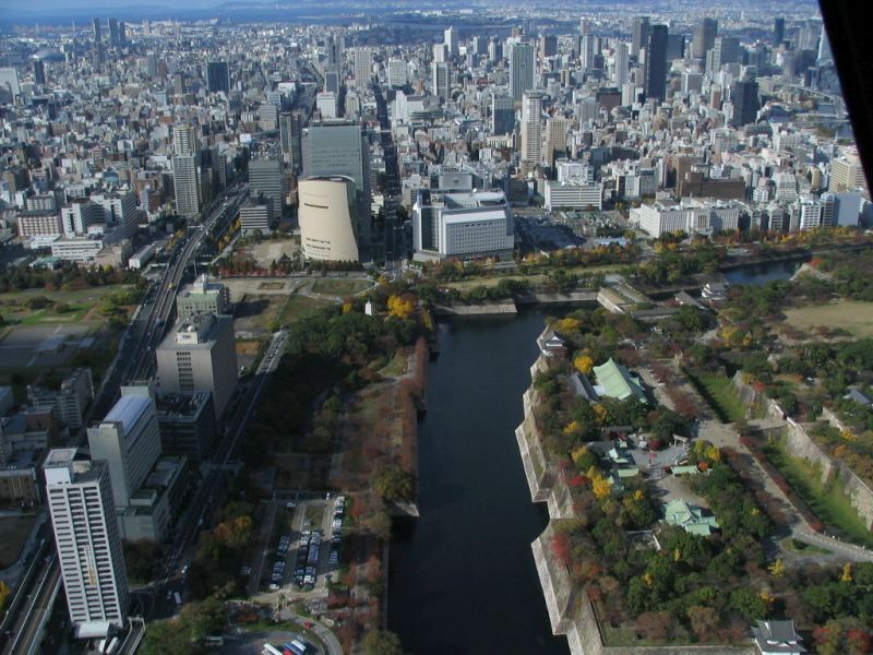 [写真]2010年11月に撮影した大阪城公園付近の写真。中央に写る白い建物は大阪府警本部庁舎、右側には大阪府庁舎もみえる（撮影：柳曽文隆）