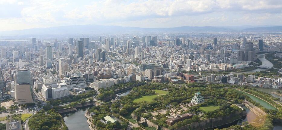 [写真]大阪城南東側から梅田方面を望む＝2017年10月、大阪市中央区で（撮影：柳曽文隆）