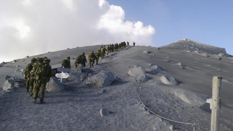 [写真]2014年9月に突然噴火した御嶽山。今回の草津白根山も明確な前兆らしい変化がなく噴火した（写真提供：防衛省統合幕僚監部/ロイター/アフロ）