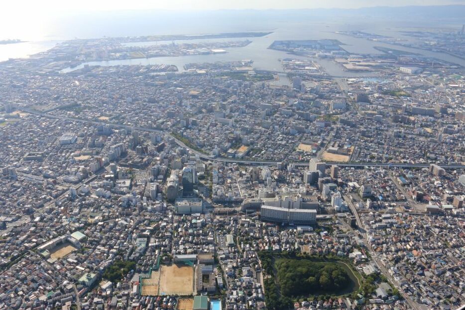 [写真]堺市役所高層館と本館付近から堺泉北港方面を望む＝2017年10月、大阪府堺市で（撮影：柳曽文隆）