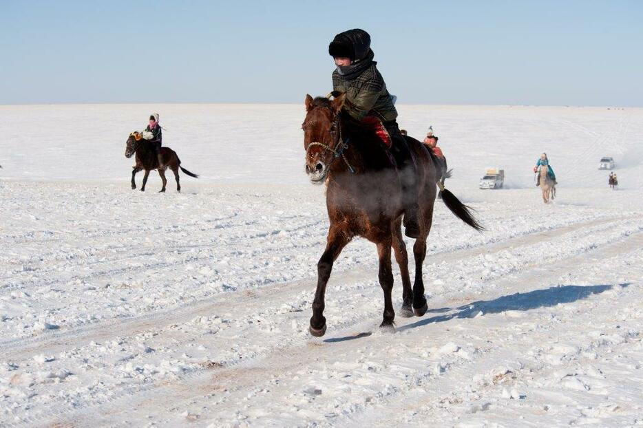 冬の競馬は騎手にとって、落馬、凍傷などとても危険が高い＝シリンゴル盟・スニド・バロン・ホショー（2013年1月撮影）