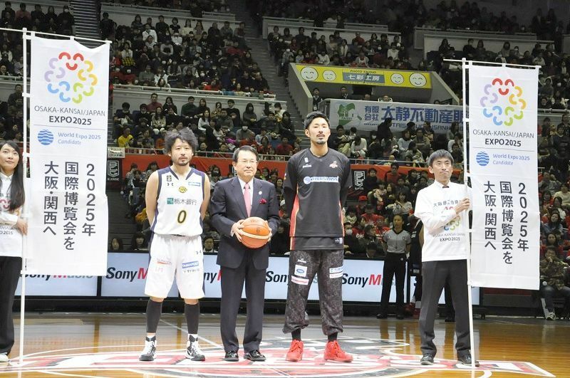 [写真]大阪万博誘致をアピールする尾崎大阪商工会議所会頭（左から3人目）