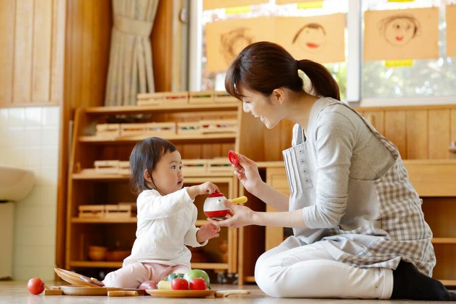 [イメージ]働く親にとって重要なわが子の保育所入園。待機児童の解消を優先課題として取り組む自治体が増えています（写真：アフロ）