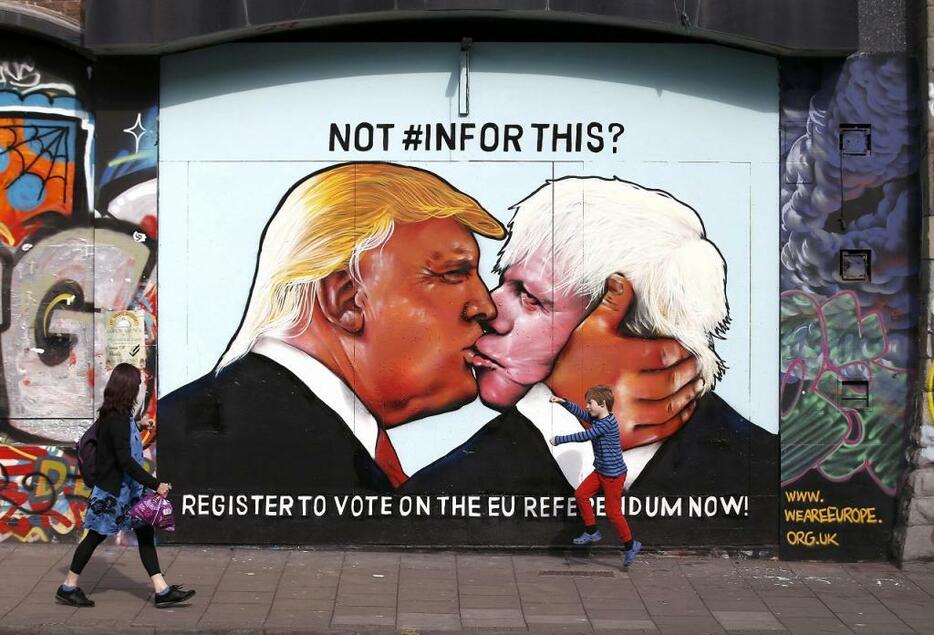 [写真]EU残留を訴え、離脱派の旗手であるジョンソン前ロンドン市長（右）と米国の大統領候補トランプ氏がキスする壁画が英国に登場した（ロイター/アフロ）