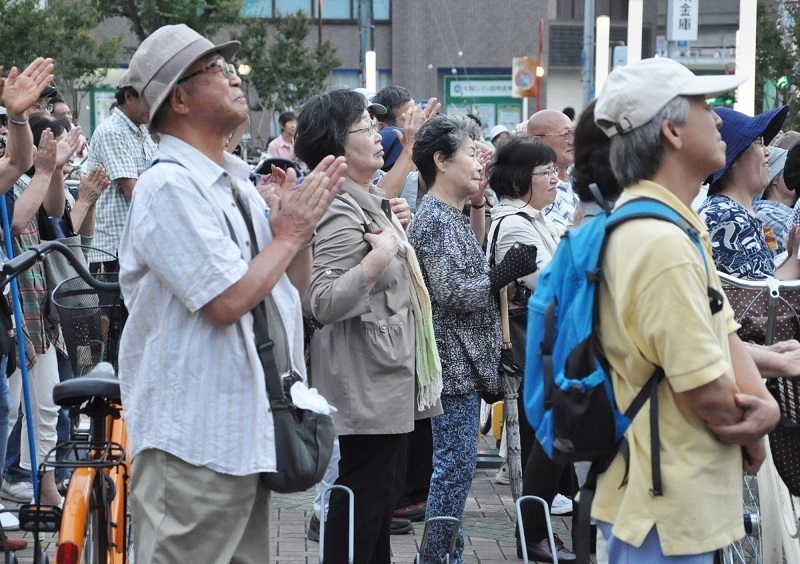 [写真]候補者の街頭演説に集まった有権者たち