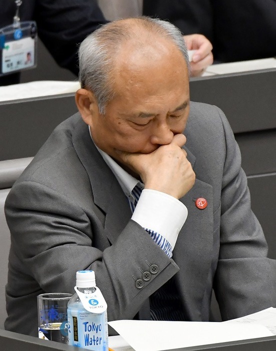 [写真]都議会でも政治資金疑惑で集中砲火を浴びている舛添知事。「ホテル会議」の面談相手の名はかたくなに口をつぐんでいる（Natsuki Sakai/アフロ）