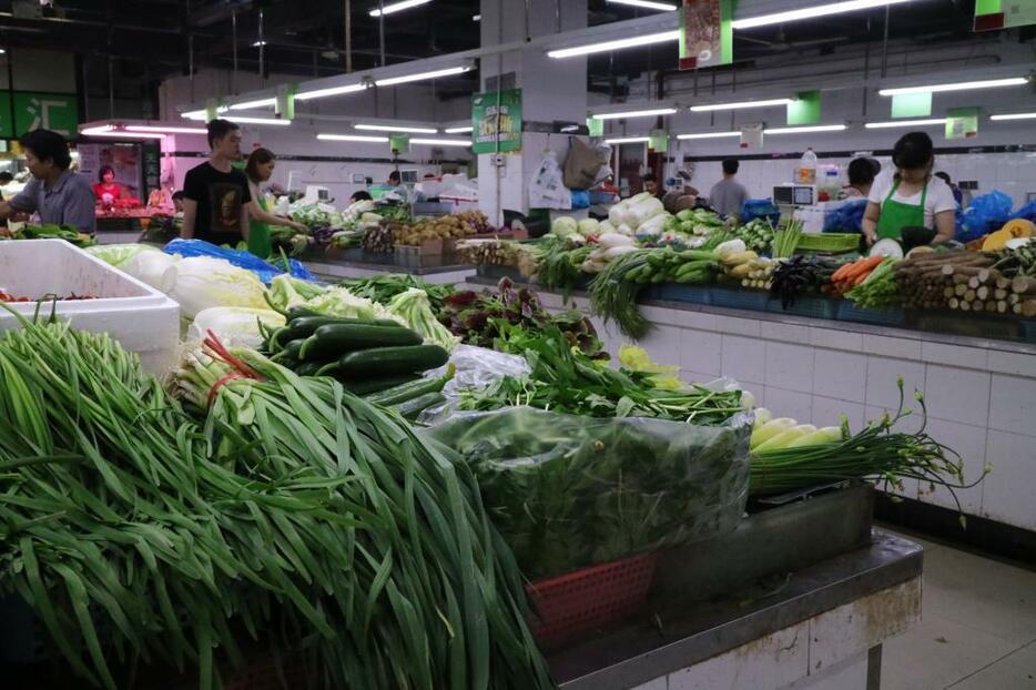 昔ながらの市場の風景　毎日多くの野菜が並ぶ